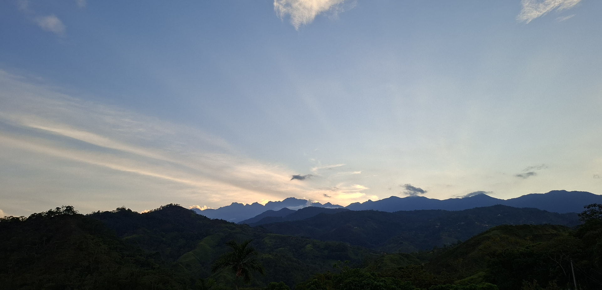 Atardecer sobre las montañas de La Buitrera